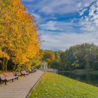 В осеннем парке... :: Владимир Жданов