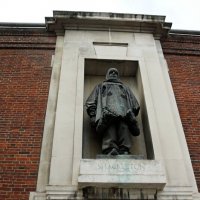 Скульптуры в нишах дома :: Ольга 