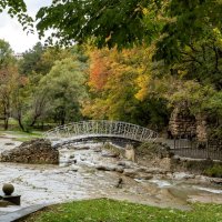 Мостик Дамский каприз и уголок поцелуев. Кисловодский парк. :: Yuri Chudnovetz