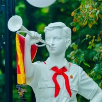 Скульптура пионера. город Курск :: Руслан Васьков