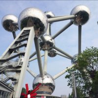 Остановка автобуса: Атомиум. :: Валерий Готлиб