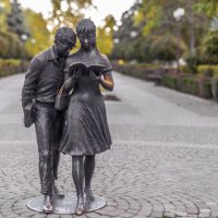 Шурик и Лидочка (Сквер на Красной) :: Игорь Протасов