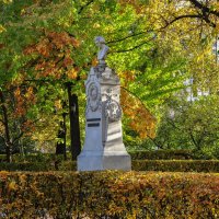 Кольцовский сквер в октябре (бюст А. Кольцову) :: Татьяна Машошина