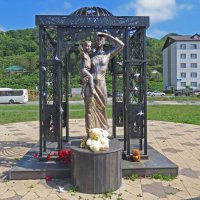 памятник жене моряка, которая ждет мужа, вглядываясь в морскую даль, с ребенком на руках. :: ИРЭН@ . памятник жене моряка, которая ждет мужа, вглядываясь в морскую даль, с ребенком на руках. :: ИРЭН@ .