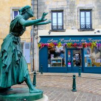 Скульптура в городке Монмирай :: Георгий А