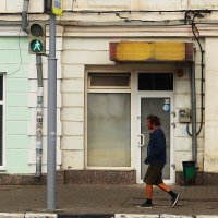 Возле аптеки :: Юрий Гайворонскiий