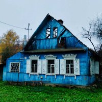 Уходящая натура. Какие интересные наличники! Особенно их верхняя часть. Не правда ли? :: Галина Бобкина