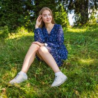 Девушка на полянке :: Сергей Винтовкин