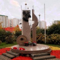 Памятная стела в честь Артёма Боровика. :: Татьяна Помогалова