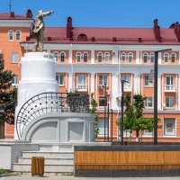 В моем городе Ленин указывает на ювелирный магазин :: Игорь Сикорский В моем городе Ленин указывает на ювелирный магазин :: Игорь Сикорский