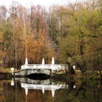 Мост на осеннем пруду :: Андрей Снегерёв