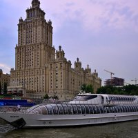 Москва. Вечерняя прогулка по реке :: Владимир Мигонькин