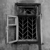 пустые глазницы окон, как печальное напоминание о былом :: Артём 