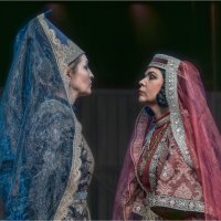 Актрисы Мария Мещерякова в роли Кабато (сваха) и Наталья Парашкина в роли Ханумы (сваха). :: Александр Максимов