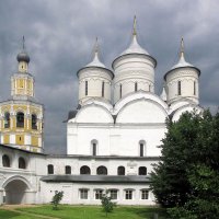 Колокольня с храмом Алексия, митрополита Московского и Собор Спаса Преображения :: Александр Ильчевский 