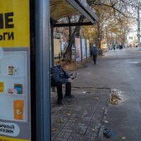 На остановке :: Александр Синдерёв