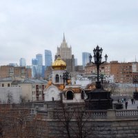 Вид на Преображенскую церковь с Патриаршего моста. :: Татьяна Помогалова Вид на Преображенскую церковь с Патриаршего моста. :: Татьяна Помогалова