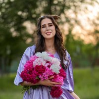 Мария в романтичном образе с пионами :: Viktoria Anufrieva