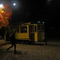 Не опоздать на трамвай... :: Магомед .