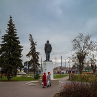 У памятника :: Александр Синдерёв У памятника :: Александр Синдерёв
