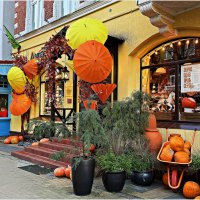 Утро у магазина авторских украшений. :: Валерия Комова