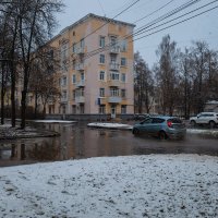 Лужи и снег в ноябре :: Александр Синдерёв