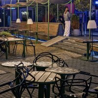 Летнее кафе закрылось... :: Сергей Шатохин Летнее кафе закрылось... :: Сергей Шатохин