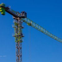 Строительный кран на фоне неба :: Александр Синдерёв