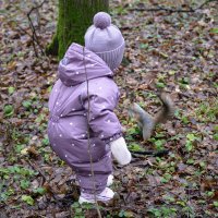 Малыш и белка. :: Валерий Пославский