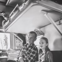 Попутчики — дедушка и внучка (чб) :: Сергей Царёв