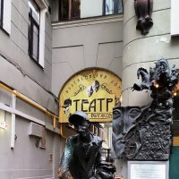 У Булгаковского дома. :: Ольга 