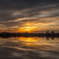 Закат над озером. :: Сергей Воротников