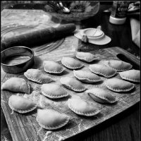 Домашняя лепка пельменей... :: Руслан 