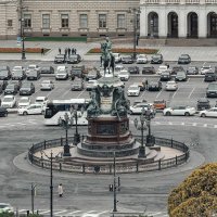 Вид на памятник императору с колоннады Исаакиевского собора :: Константин Бобинский