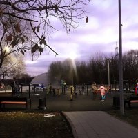 Вечер на площадке с тренажерами :: Татьяна Помогалова