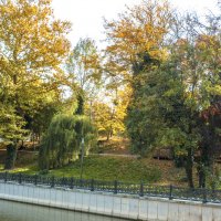 Осенняя набережная Салгира :: Валентин Семчишин Осенняя набережная Салгира :: Валентин Семчишин