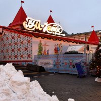 На Красную площадь завозят снег. :: Татьяна Помогалова На Красную площадь завозят снег. :: Татьяна Помогалова