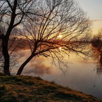 Зеркальная река Хранит небесный образ, Не шелохнётся. :: Валерий Ткаченко