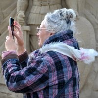 Ценительница песчаных скульптур :: AleksSPb Лесниченко Ценительница песчаных скульптур :: AleksSPb Лесниченко