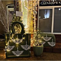 У магазина сумок. :: Валерия Комова У магазина сумок. :: Валерия Комова