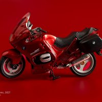 Красный мотоцикл BMW на красном фоне :: Александр Синдерёв
