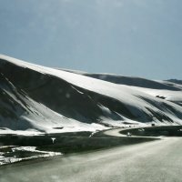 Солнце светит, снежинки летят, спускаемся с перевала... :: Галина Ильясова Солнце светит, снежинки летят, спускаемся с перевала... :: Галина Ильясова