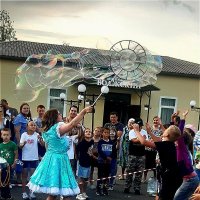 Сколько мыльных пузырей - все они летают,маленьких и взрослых счастьем наполняют! :: Нина Андронова