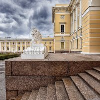 На ступенях Михайловского дворца :: Евгений На ступенях Михайловского дворца :: Евгений