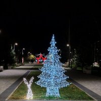 Новогодний декор...Маленькой елочке не холодно... :: tatyana 