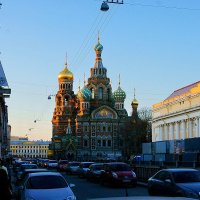 Питер... Храм Спас на Крови... Ракурс - перспектива: здания, авто, набережная Канала Грибонедова... :: Игорь Тельцов