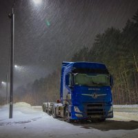 Одинокий уставший грузовик. :: Борис Яковлев Одинокий уставший грузовик. :: Борис Яковлев