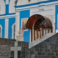 Вход в храм Рождества Пресвятой Богородицы :: Татьяна Машошина