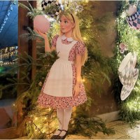 Украшения у магазина. Алиса. :: Валерия Комова Украшения у магазина. Алиса. :: Валерия Комова