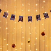 Гирлянда из открыток и ёлочные шары на окне :: Александр Синдерёв